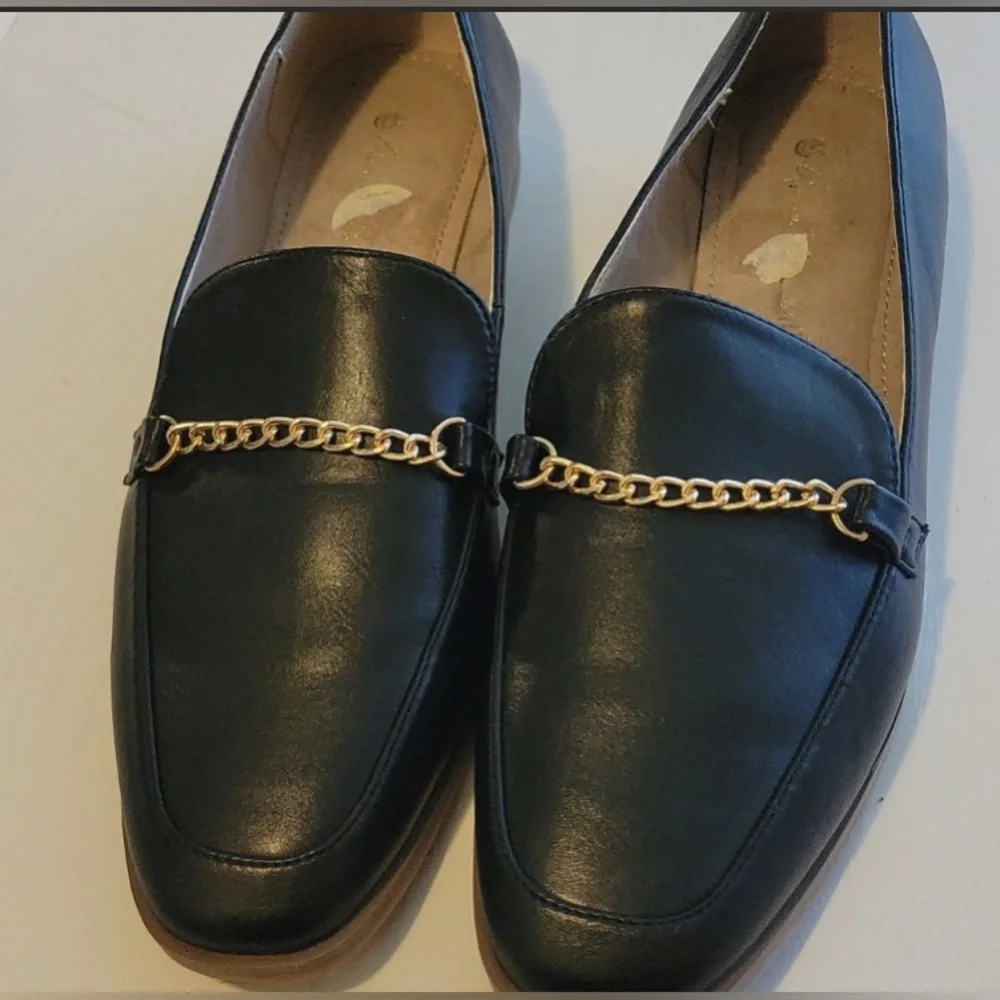 Gloria Vanderbilt Loafers Women’s sz 9 Black leather classic low stacked heel NM